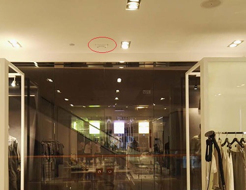 俊竹客流统计案例：南京德基店安装的俊竹客流量统计设备示意图